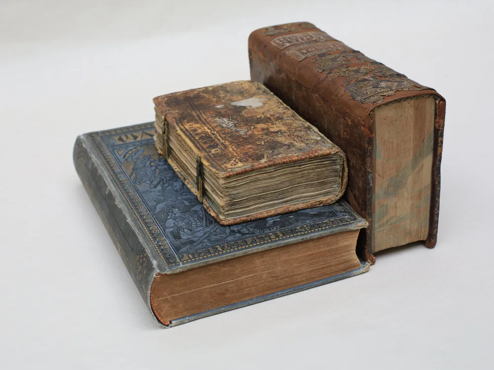 Restaurierarbeiten in Gewebe, Leder, Pergament Restaurierarbeiten in Gewebe, Leder, Pergament