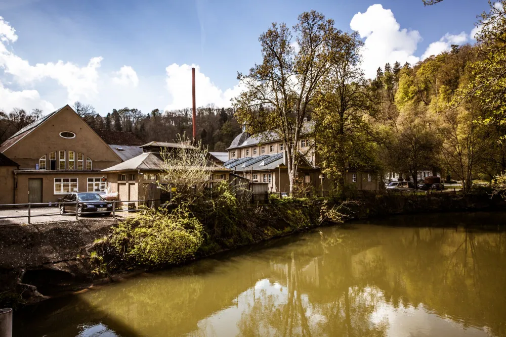 Der Blick über den Neckar auf die Gebäude der Holzmanufaktur Rottweil