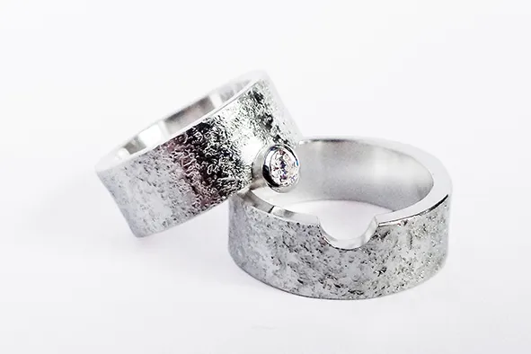 Trauringe aus Silber mit Diamant