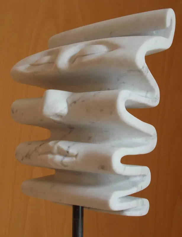 weißer Marmor, Gesicht in Wellen