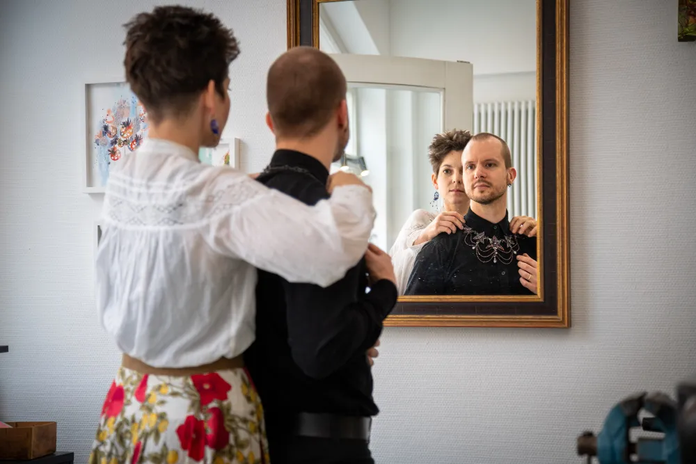 Nora_und_Alvaro_Nonne_11_Fotograf_Chris_Czuma Atelier Nonne 11: Schauwerkstatt mit Sonderthemen Sandguss, Email, mythologischen Sonderlegierungen, Alchemie und historischen Edelsteinen