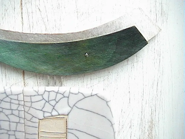 Objekt 935/-Silber, bemaltes Acryl, Scherbe Assemblage 935/-AG, Keramikscherbe, bem. Acryl