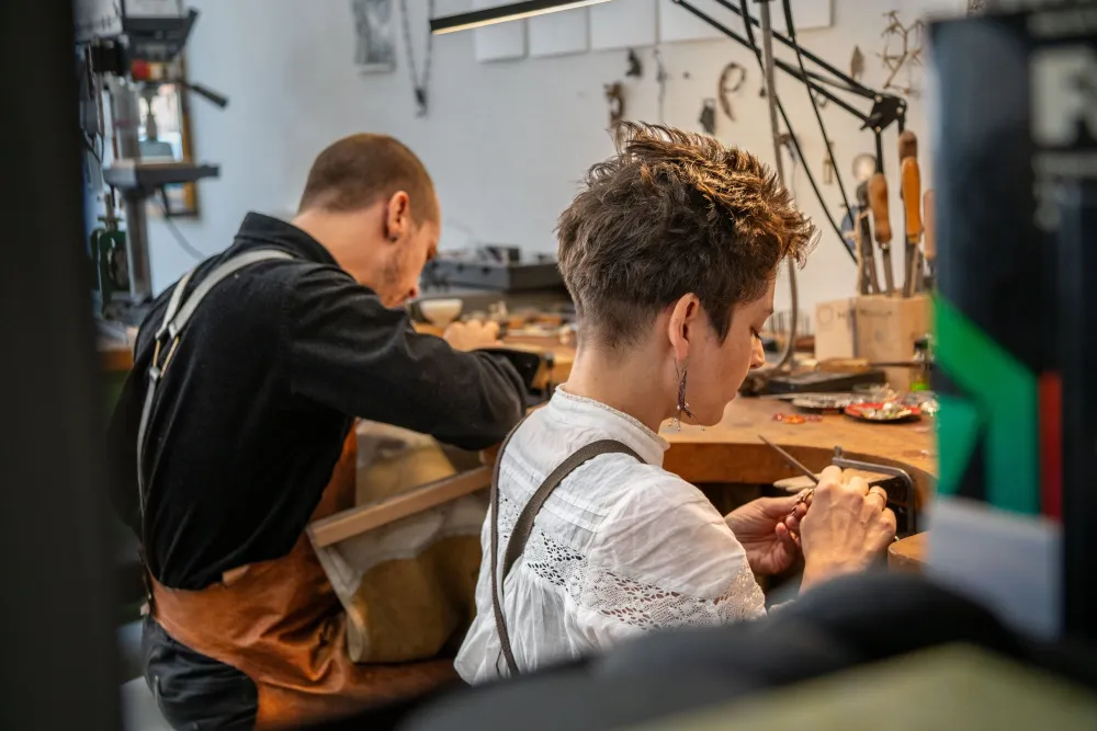 Arbeiten_am_Werktisch_Fotograf_Chris_Czuma Atelier Nonne 11: Schauwerkstatt mit Sonderthemen Sandguss, Email, mythologischen Sonderlegierungen, Alchemie und historischen Edelsteinen