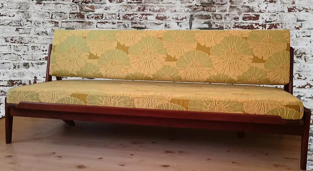 Teak Sofa 50er Jahre mit Blumenmuster Teak Sofa 50er Jahre mit Blumenmuster