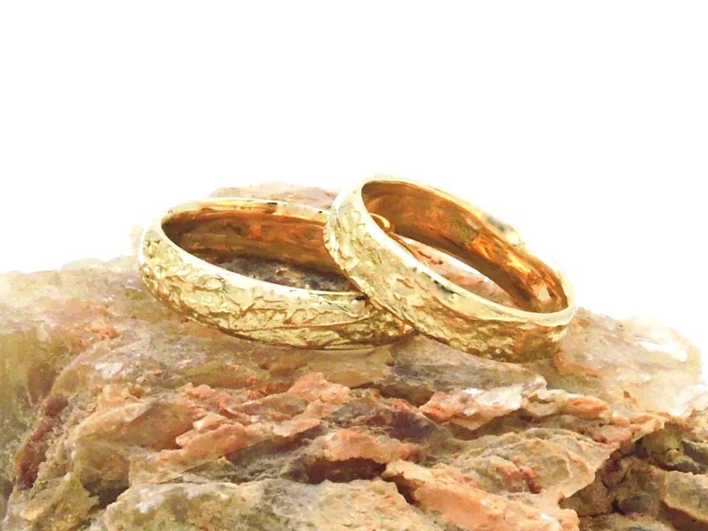 Kerstin Neugebauer-Pirl Trauringe in Gelbgold mit einer Oberfläche wie Korkeiche