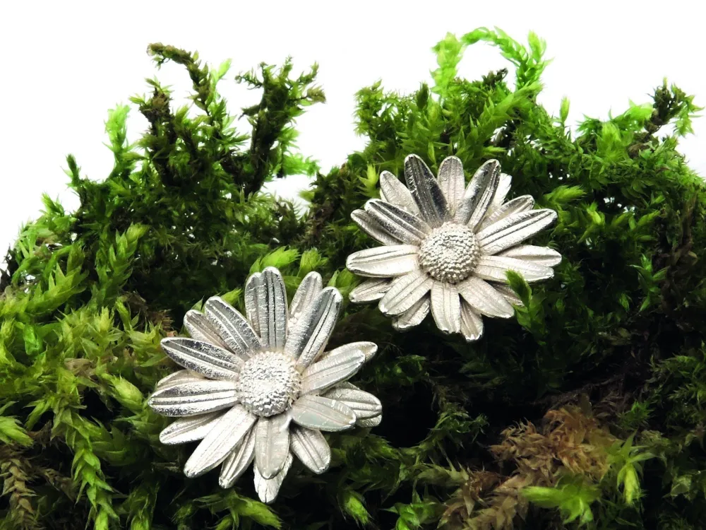 Kerstin Neugebauer-Pirl Ohrstecker Gänseblümchen in Silber