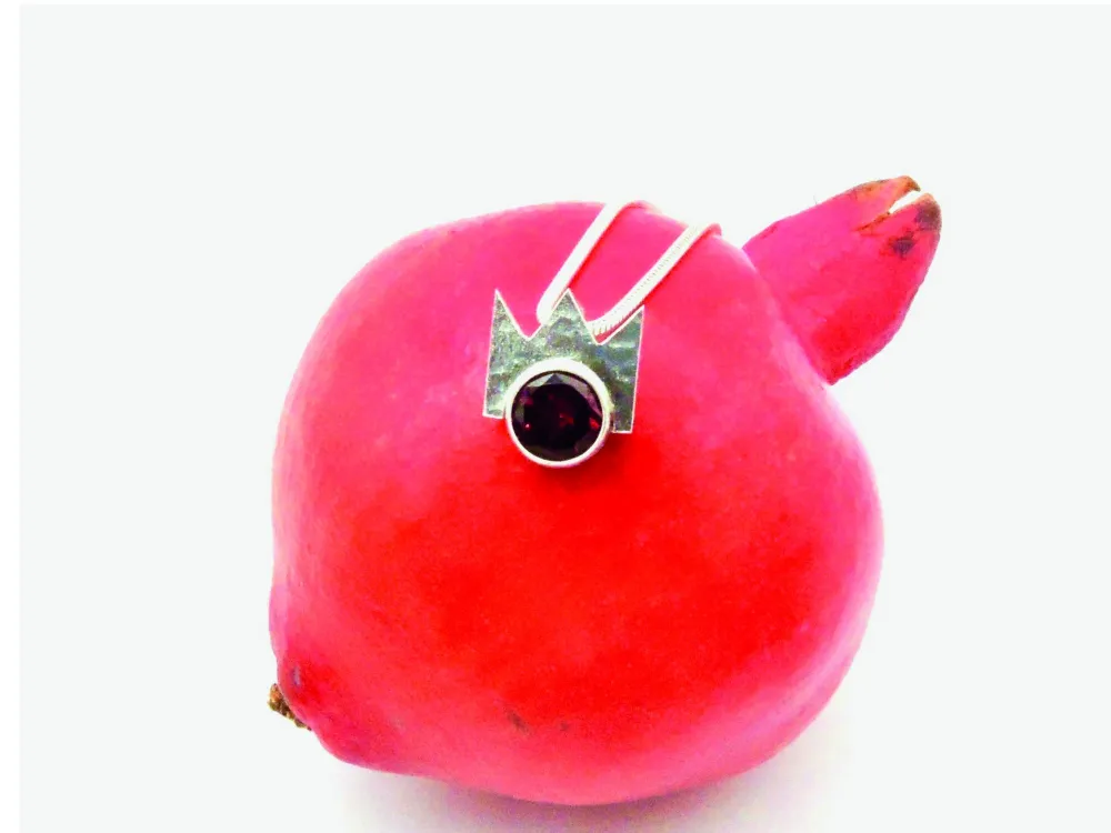 Kerstin Neugebauer-Pirl Kette mit Anhänger in Silber, Krone mit Granat