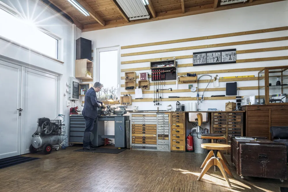 Frank Pressentin an der Drehmaschine in seiner Atelier-Werkstatt für handgefertigte Schreibgeräte, ELBWOOD - The Hanseatic Penmaker