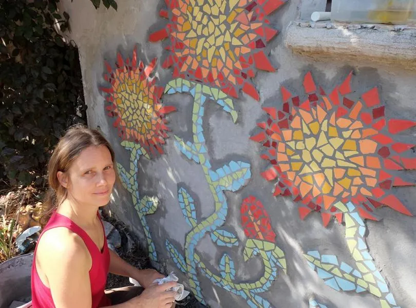 Die Künstlerin Elke Anders beim Mosaik legen