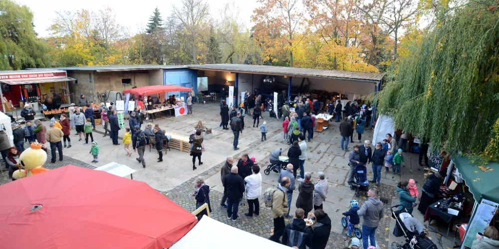 Nadine Felgentreff, Gold- & Silberschmiede Besucher auf dem Hof des Schärdschher