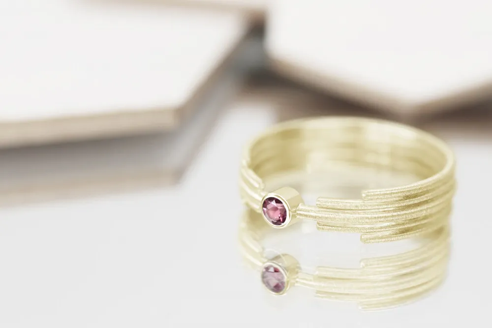 Ring aus Gold mit Edelstein