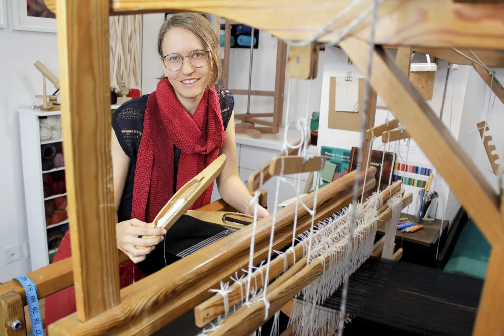 Robyn Chamberlain am Webstuhl