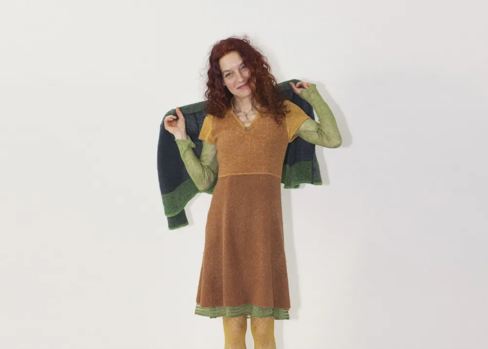 Gestricktes Kleid und Jacke