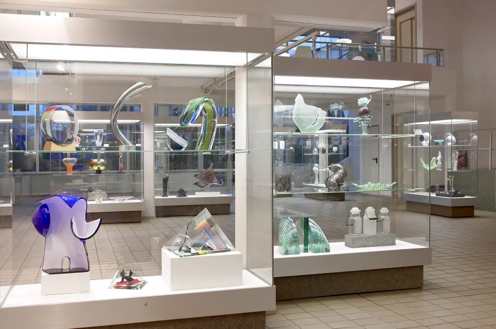 Innenraum - Blick in die große Ausstellungshalle des Glasmuseums