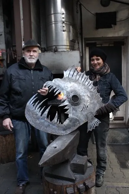 An dieser Wandplastik arbeiten Roger und Marika in der Schmiede