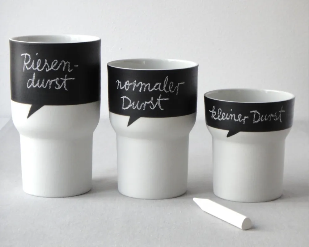 3 Porzellanbecher mit schwarzer Fläche, auf die man mit Kreide schreiben kann