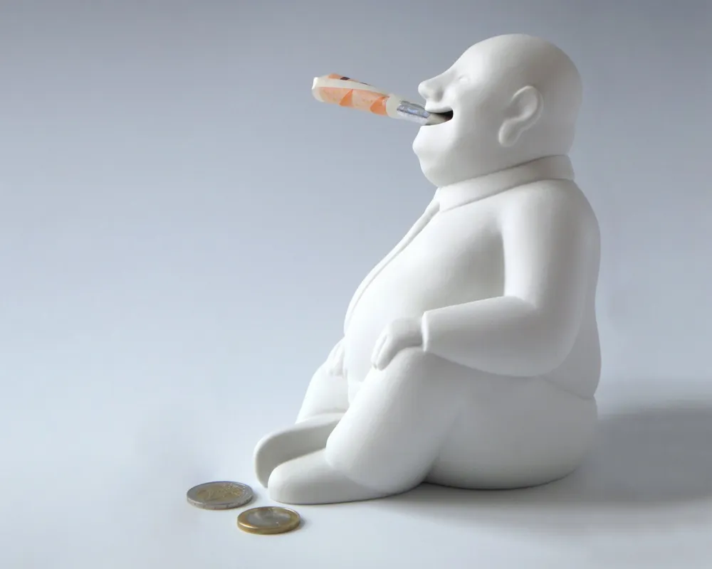 Spardose aus Porzellan in Form eines Buddhas mit Krawatte, weiß