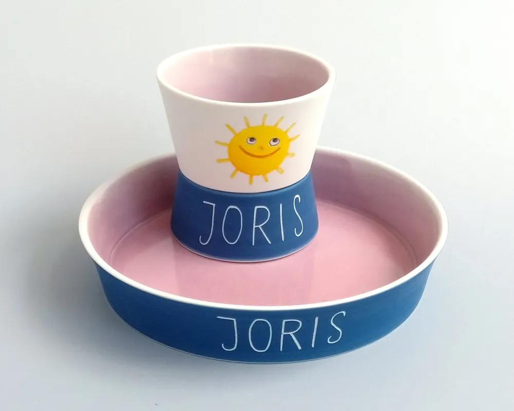 Kindergeschirr-Set aus Becher und Teller, mit einer Sonne bemalt